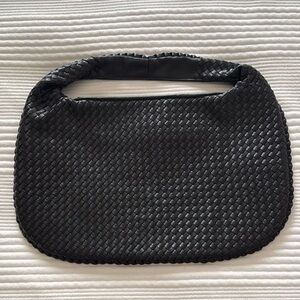 Bottega Veneta Elegant Black Woven Handbag